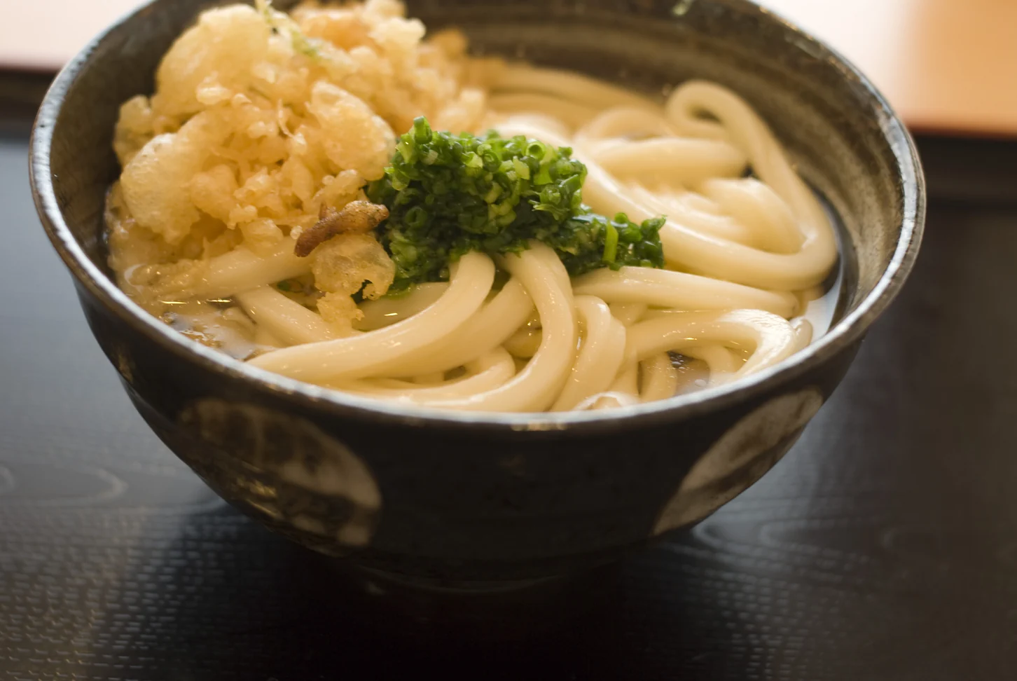 だし、刻みねぎ、天かすを添えた讃岐うどんの参考写真
