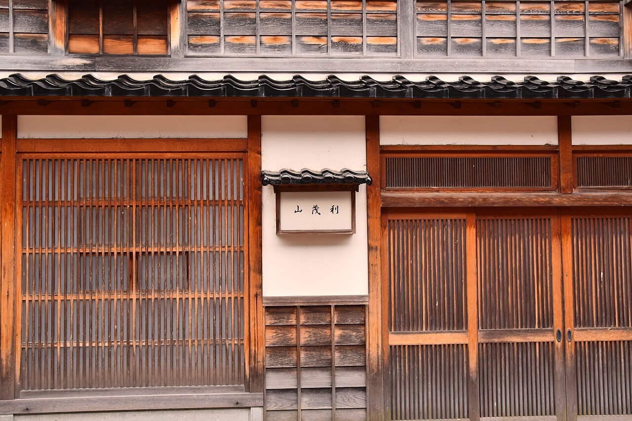 ひがし茶屋街の建物正面に並ぶ、茶色の木格子と瓦のひさし。